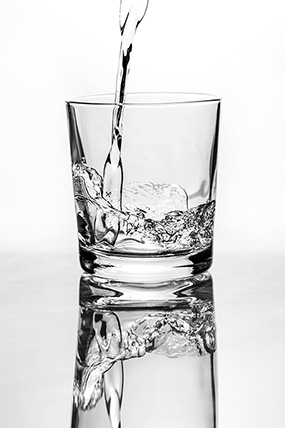 Glas mit Trinkwasser